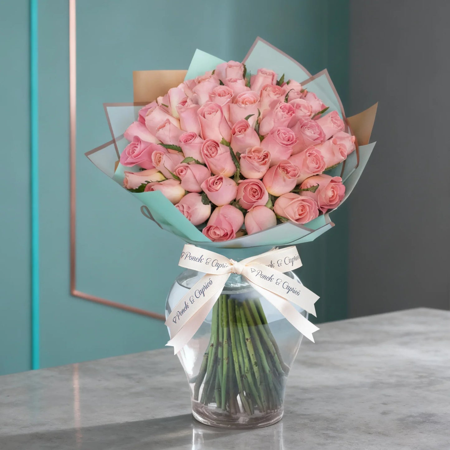 Ramo-de-Rosas-Rosadas-(Hermosa),-presentación-de-50,-100-o-150-Rosas-RR006_1_Florero Ponch y Caprico