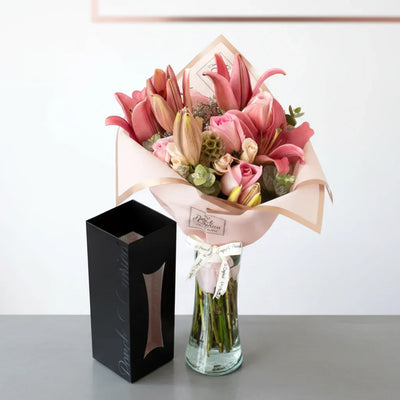 Ramo de Rosas, Lilis, Mini Rosas y Escabiosa - PRAM025 Ponch y Caprico Floreria con Florero