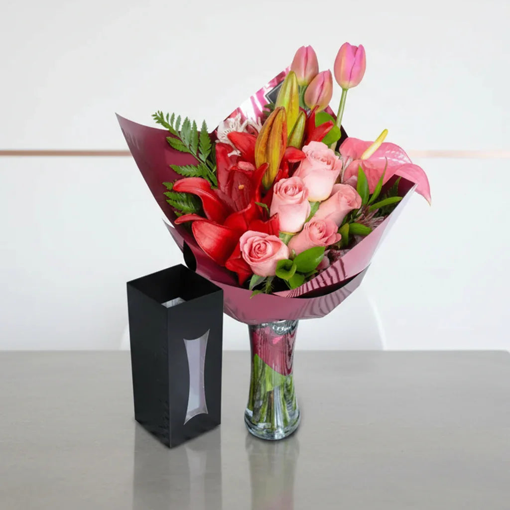Ramo de Tulipanes, Rosas, Anturio y Lillies - PRAM024 Ponch y Caprico Floreria CDMX con florero