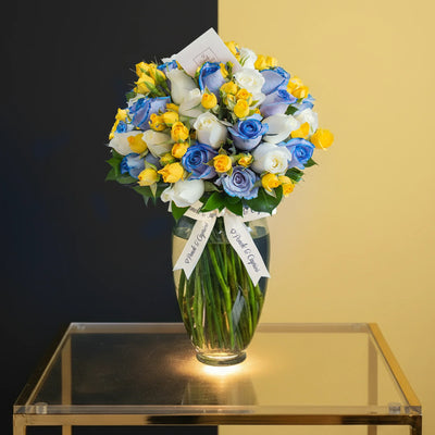 Ramo de Rosas Azules, Blancas y Mini Rosas Amarillas LUC AZUL