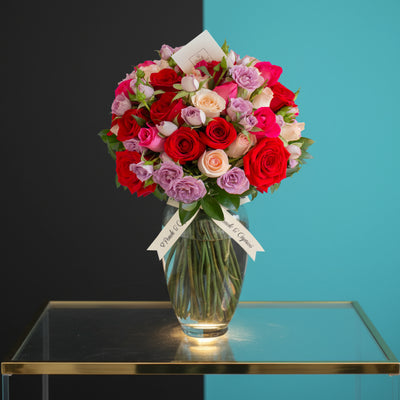 Ramo de Rosas Rojas y Lilas acompañado de Rosas Beige y Fucsia