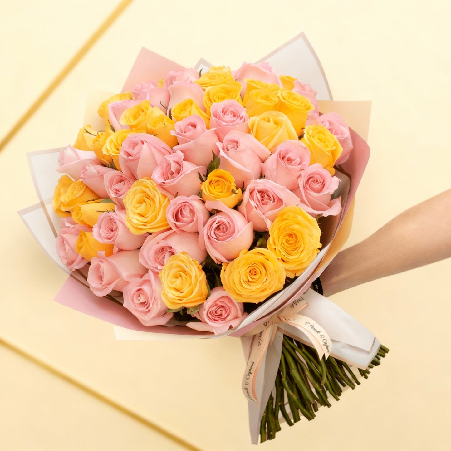 Ramo de Rosas Amarillas y Rosadas, presentación de 50, 100 o 150 rosas RR017 Pinch y Caprico Floreria CDMX