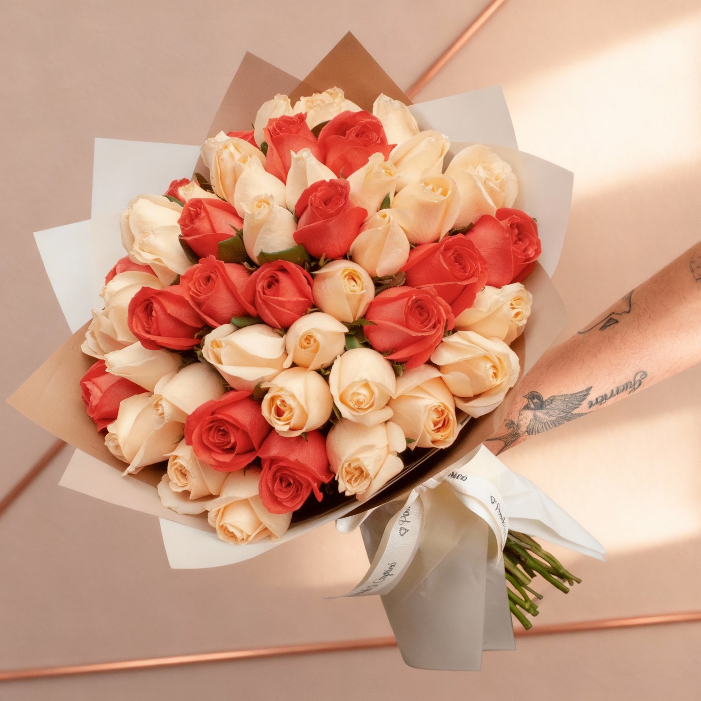 Ramo de Rosas Beige (Peach Avalanche) y Coral, presentación de 50, 100 o 150 rosas Ponch y Caprico Flores a domicilio CDMX