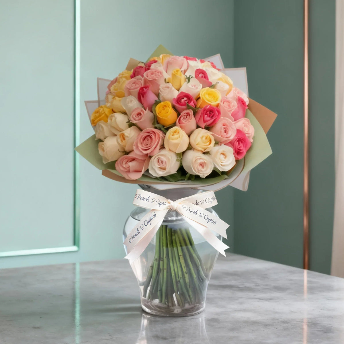Ramo de rosas mixtas fucsia, amarilla, peach avalanche y rosadas en florero de vidrio — componente del set