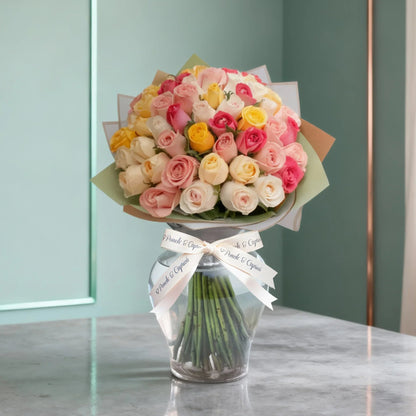 Ramo de rosas mixtas fucsia, amarilla, peach avalanche y rosadas en florero de vidrio — componente del set
