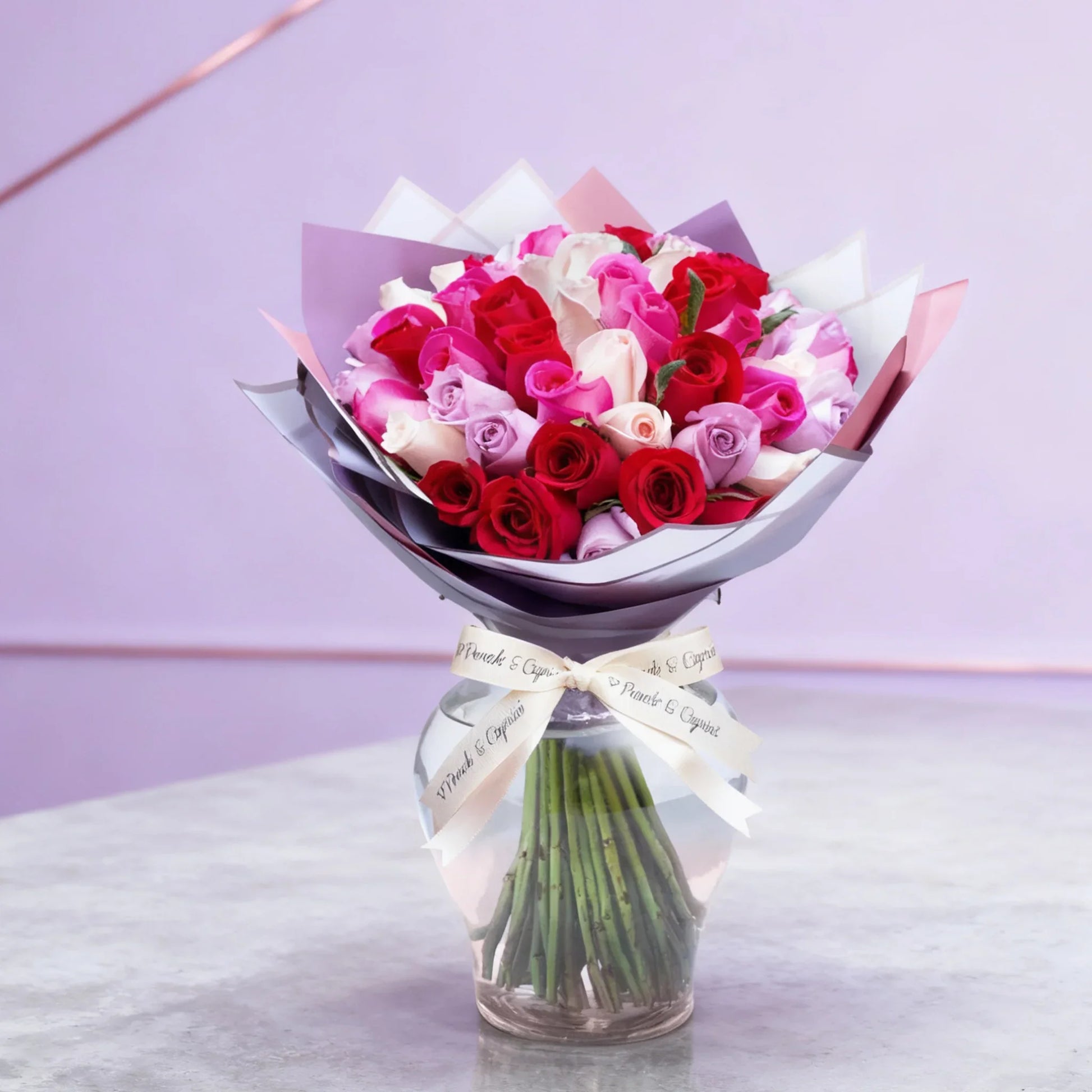 Ramo de Rosas Moradas (Lila), Rosa Pálido, Magenta y Rojas, presentación de 24, 50, 100 o 150 Rosas Ponch y Caprico CDMX con Florero