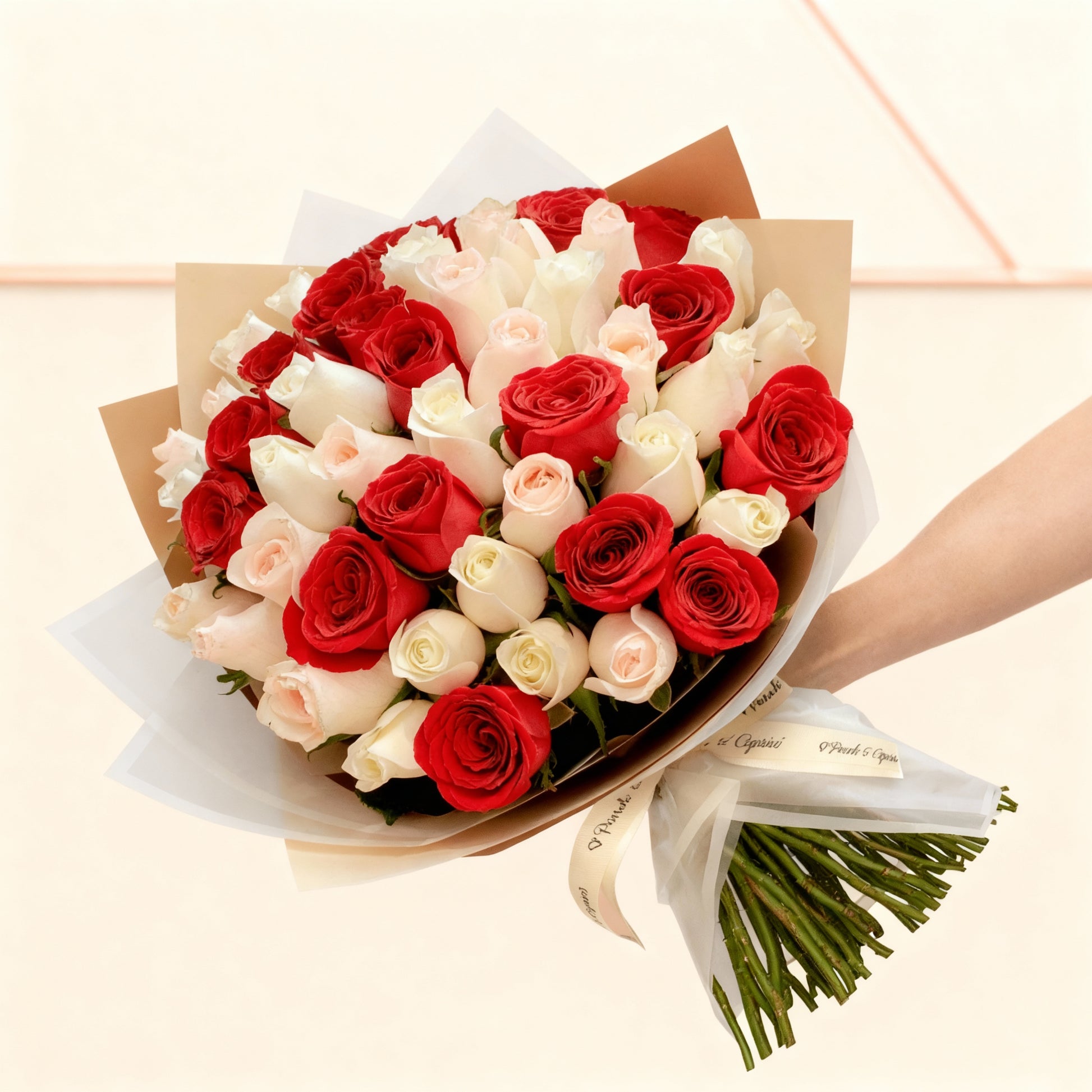 Ramo de Rosas Rojas, Beige (Peach Avalanche) y Crema (Señorita), presentación de 50, 100 o 150 rosas RR017  Floreria CDMX a domicilio