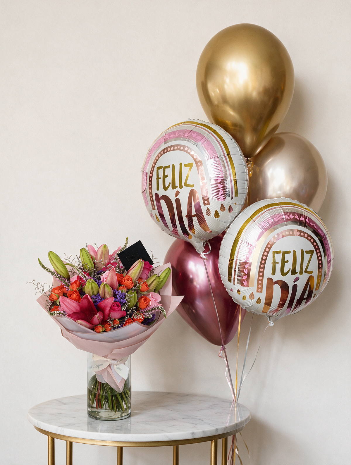 Ramo de flores de Rosas Fucsia, Mini Rosas Naranja y Lillies Rosas -en florero- Alameda