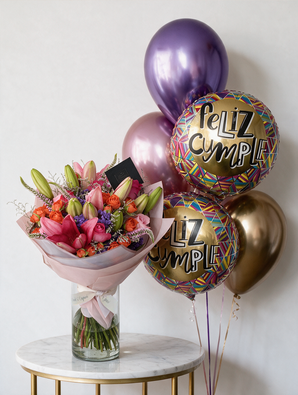 Ramo de flores de Rosas Fucsia, Mini Rosas Naranja y Lillies Rosas -en florero- Alameda con Globos de Feliz Cumpleaños