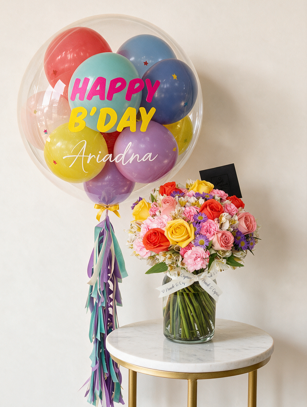 Set de regalo: arreglo de doce rosas mix en florero junto a un globo burbuja gigante personalizado lleno de globitos multicolor con helio