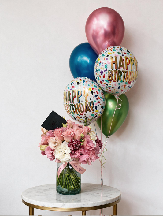 Set de regalo: arreglo de rosas y lisianthus en tonos durazno junto a un bouquet de globos Happy Birthday con confetti y cromos con helio