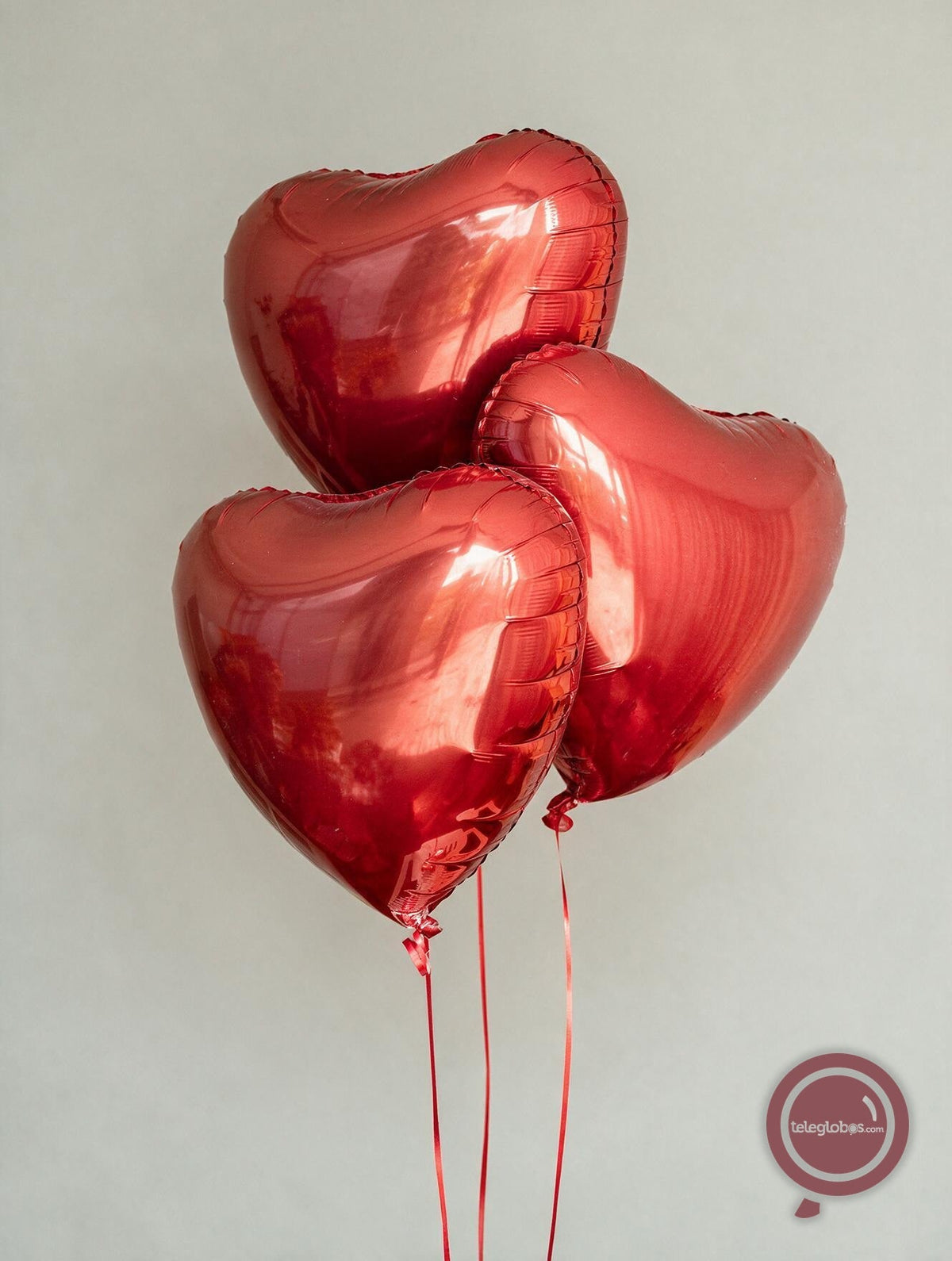 Bouquet de tres globos de corazón rojo inflados con helio — componente del set