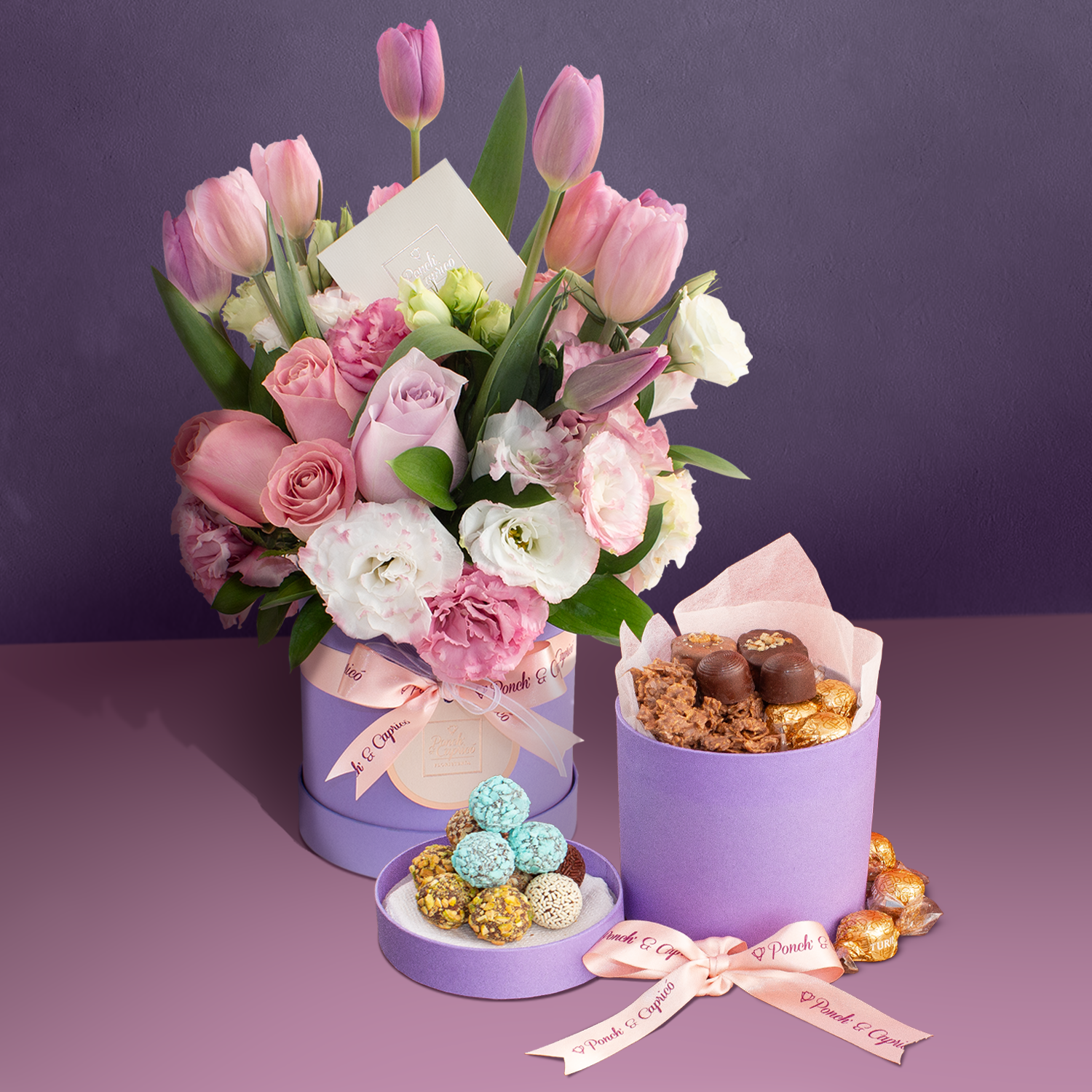Arreglo floral de tulipanes, rosas (náutica y hermosa) y lisianthus + Caja Bombonera con Chocolates Premium  - SET094