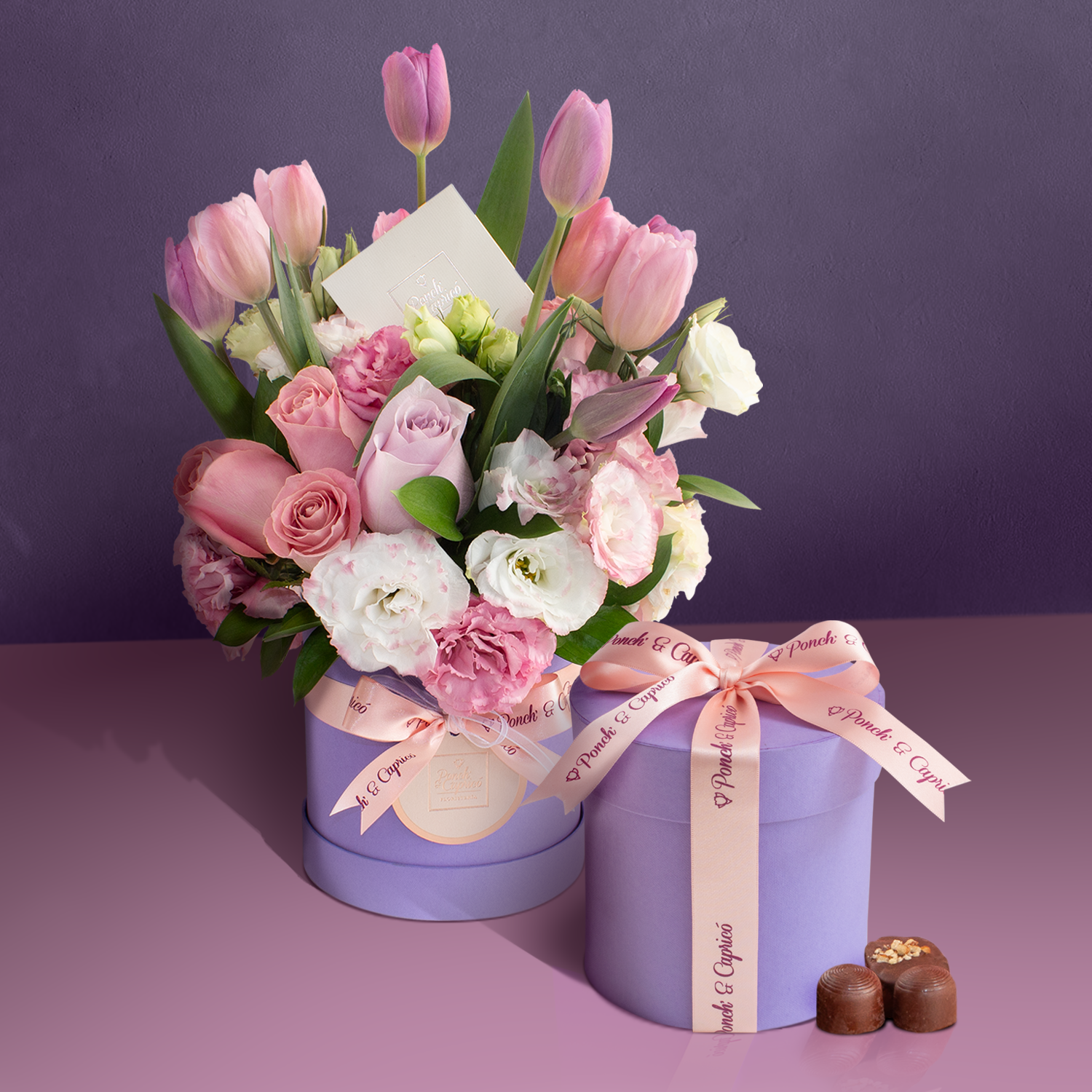 Arreglo floral de tulipanes, rosas (náutica y hermosa) y lisianthus + Caja Bombonera con Chocolates Premium  - SET094