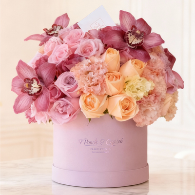 Arreglo floral con Orquídeas, Lisianthus y Rosas Premium Rosas, Náutica y Avalanche (Domo)