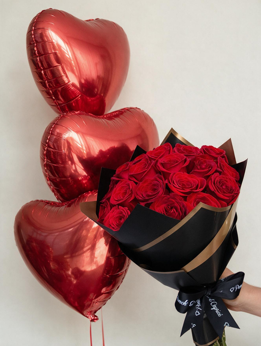 Set de regalo de amor: ramo de 24 rosas rojas en papel negro con dorado y listón, junto a tres globos de corazón rojo de 18 pulgadas con helio