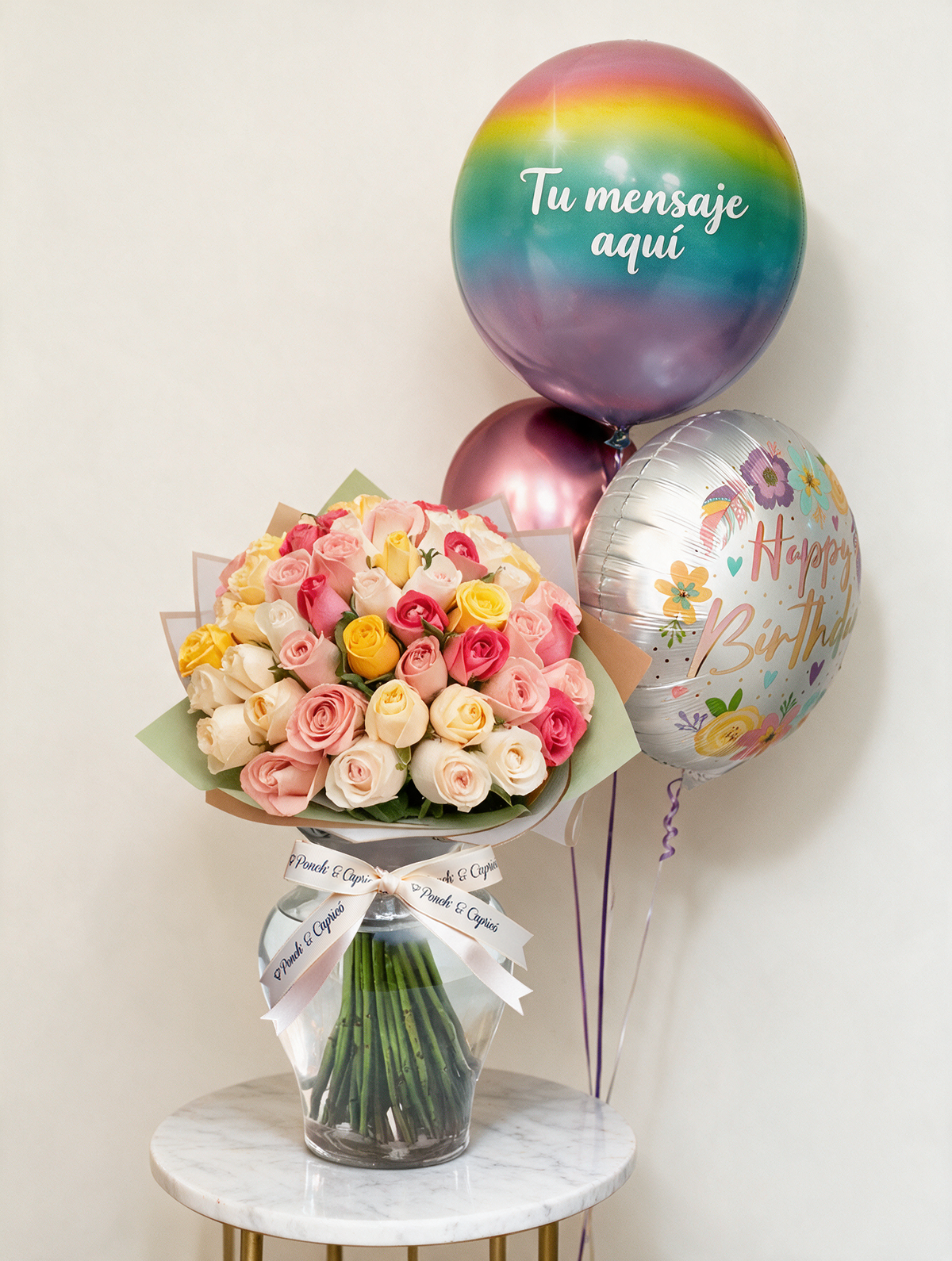 Set de regalo: ramo de rosas mixtas en tonos vivos en florero de vidrio junto a un bunch de globos Rainbow Birthday con orbz personalizado y helio