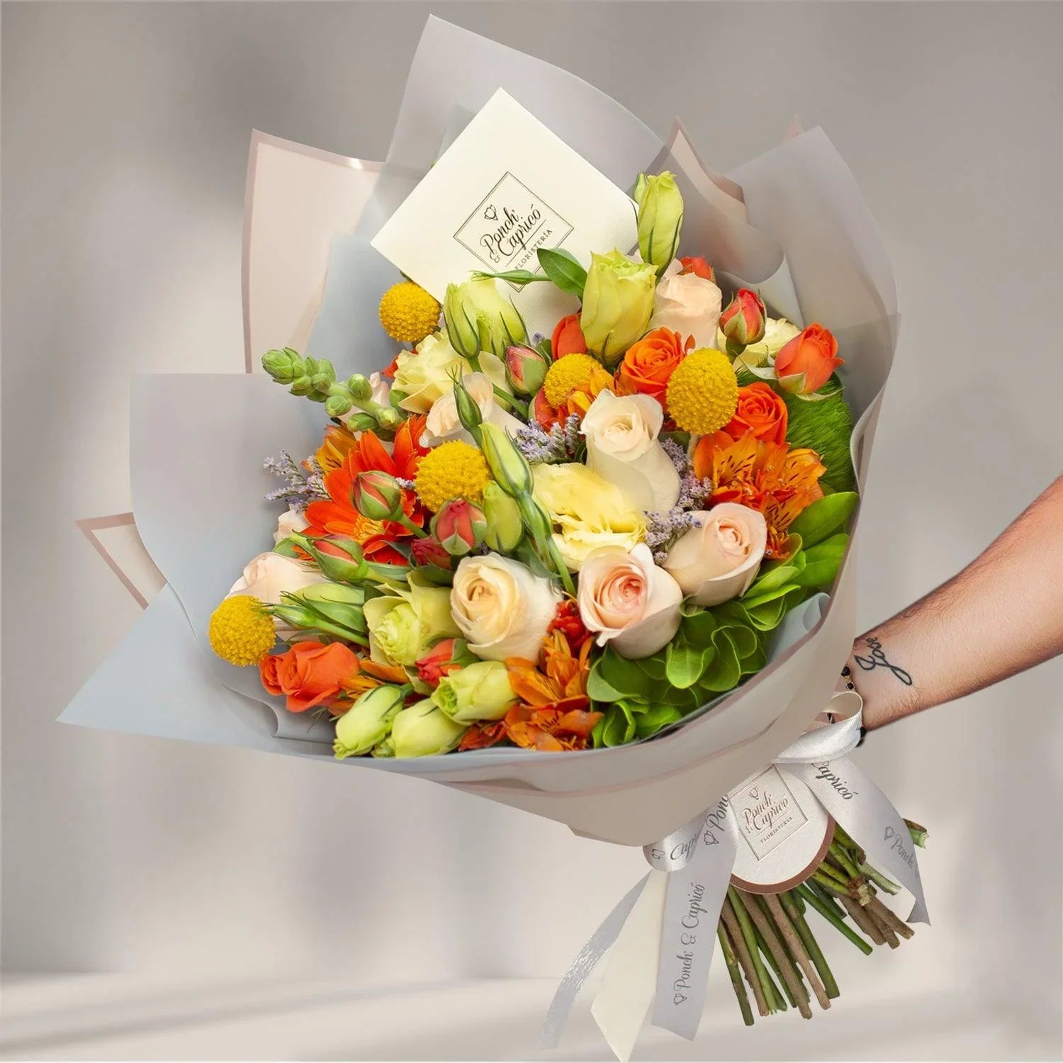 Ramo de flores de Rosa Señorita, Mini Rosa Naranja, Gerbera y Lisianth