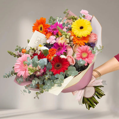 Rosas y Gerberas Mix, Boca de Dragón Lila, Eucalipto y Hortensia Verde -ALA024-