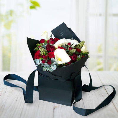 Alcatraces, rosas y mini rosas. Flores a domicilio Ponch y Caprico