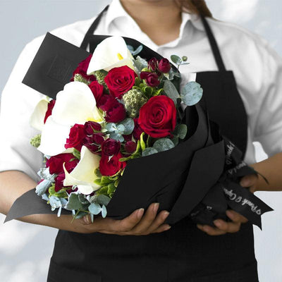 Alcatraces, rosas y mini rosas. Floreria Ponch y Caprico