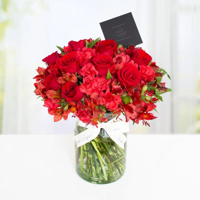 Arreglo floral de 12 Rosas, Clavellina y Alstromelias