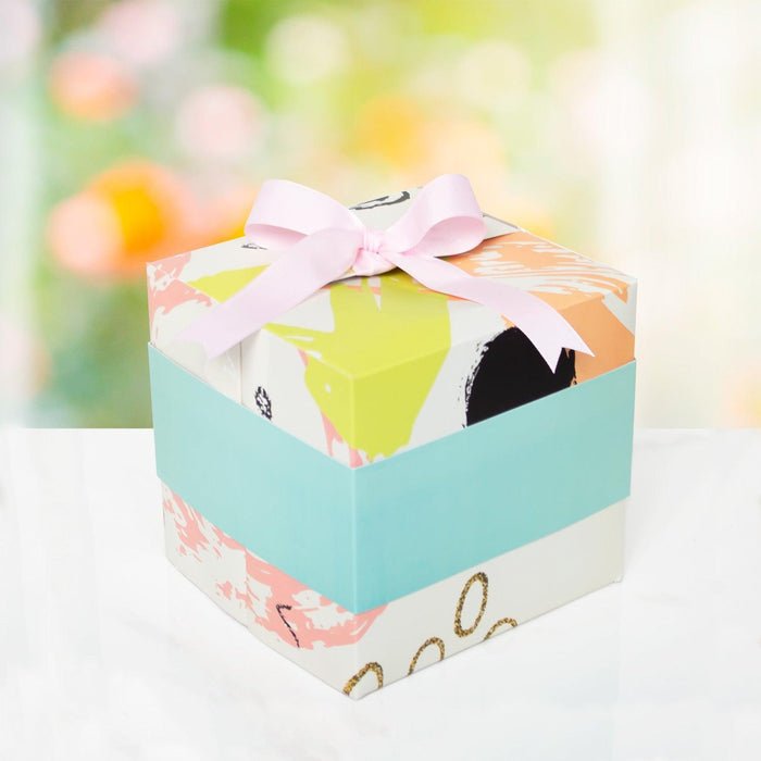 Sorprende de una manera especial con una caja sorpresa que contiene 16 rosas del color de tu elección.  La caja se entrega cerrada acompañada por un moño de tela, y una tarjeta personalizada.  ¡Es perfecto para regalar en cualquier ocasión!
