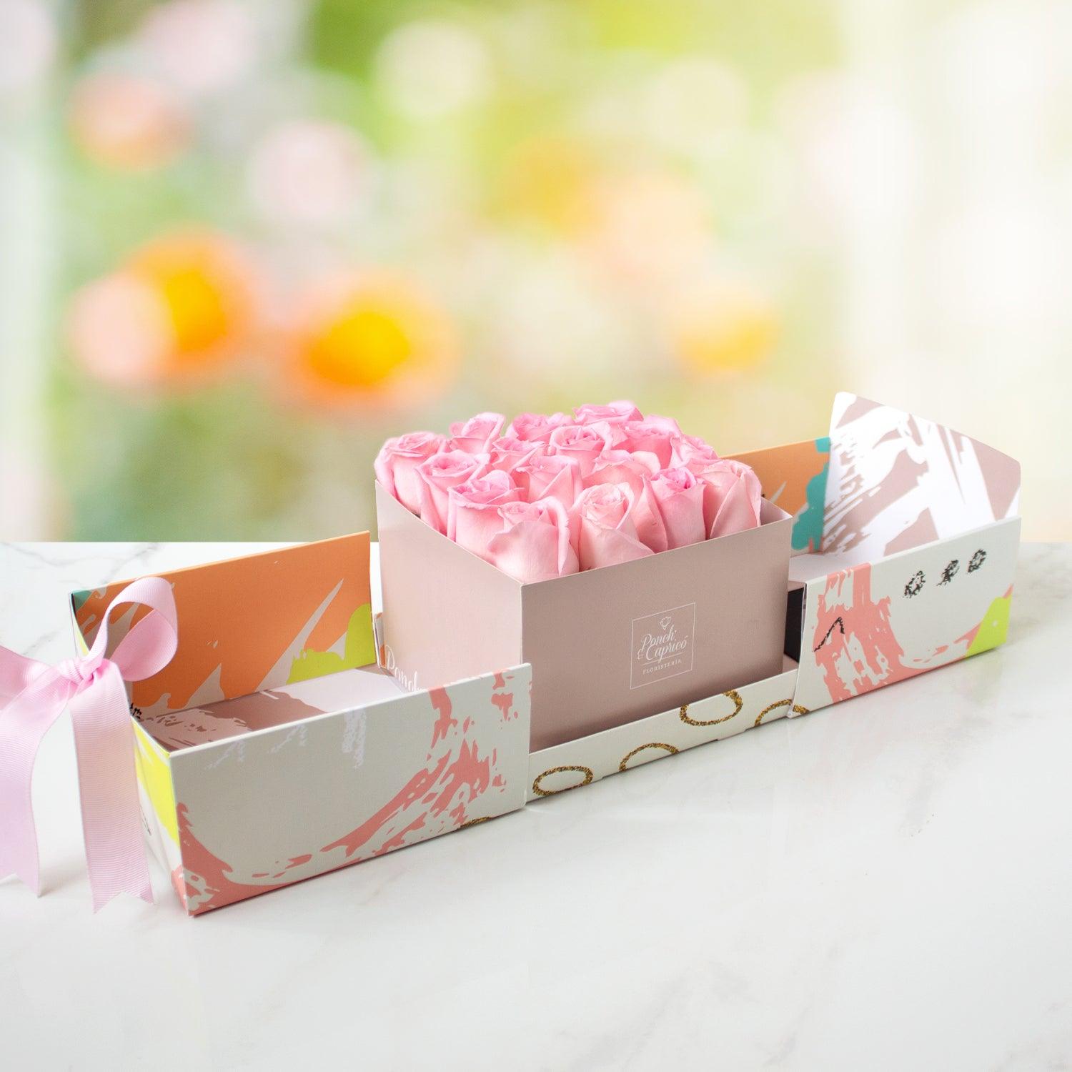 Sorprende de una manera especial con una caja sorpresa que contiene 16 rosas del color de tu elección.  La caja se entrega cerrada acompañada por un moño de tela, y una tarjeta personalizada.  ¡Es perfecto para regalar en cualquier ocasión!