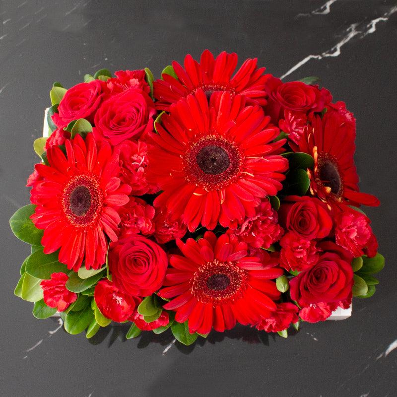 Flores en caja tipo Canasta de Gerberas y Rosas, Clavellinas Rojas -PCAN018-