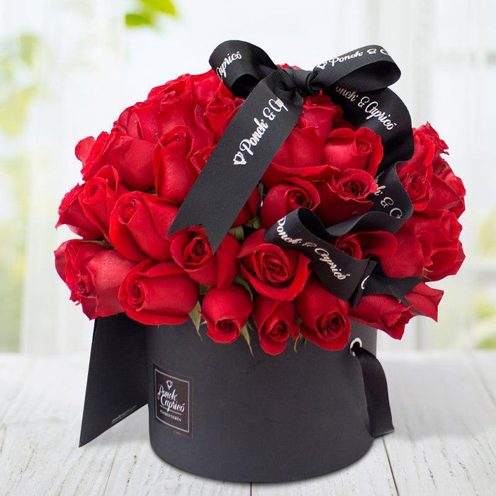 60 Rosas Rojas en Caja -Domo. Envio de flores a domicilio CDMX Ponch y Caprico.