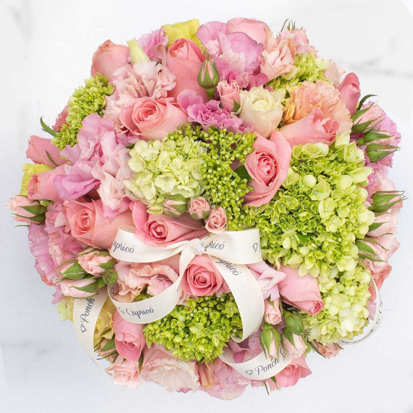 Arreglo floral de Rosas Rosadas, Lisianthus, Mini Rosas y Hortensias Verde -Domo-