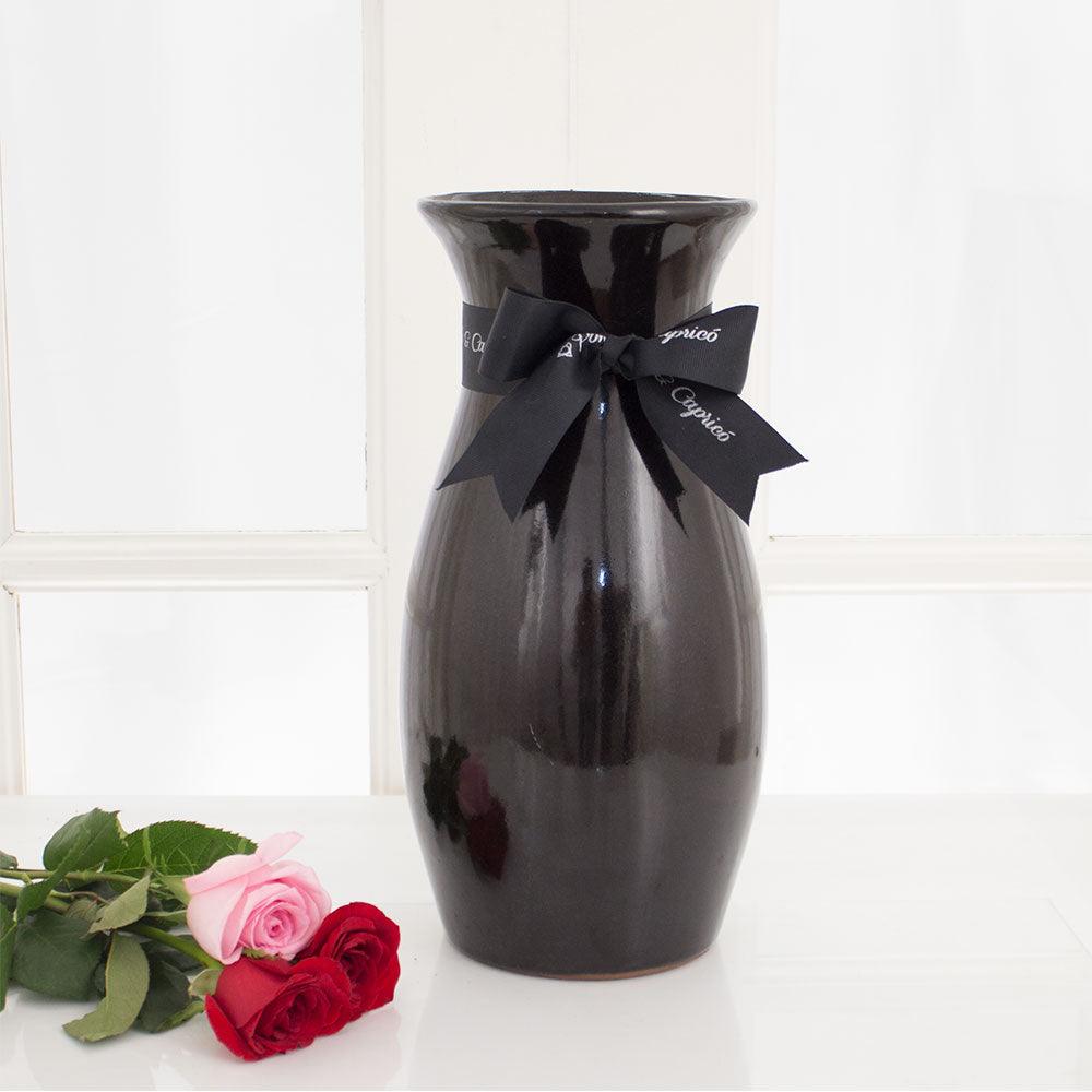 Florero negro de cerámica de 34cm de alto.