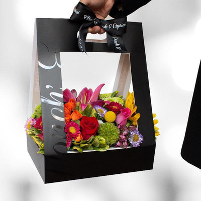 Hermosa canasta especial de mix de Rosas, Mini Rosas, Girasol, Rubina, Mini Rosa, Maxumoto y follajes mixtos.  Arreglo floral hecho en una bandeja especial* y colocado en nuestro empaque original de regalo con moño de tela impreso, listo para obsequiar.