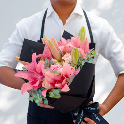 Lillies Rosa, Rosas y Mini Rosas Rosadas y Beige y Limonio. Flores a domicilio Ponch y Caprico