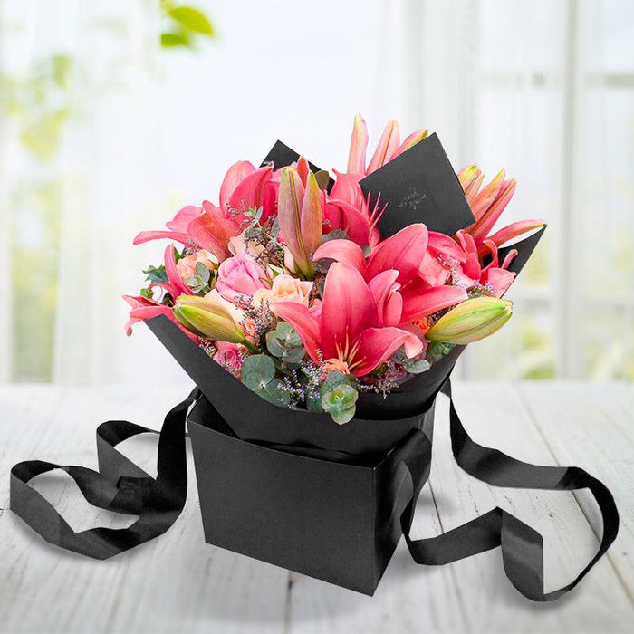 Bouquet de Lillies Rosa, Rosas y Mini Rosas Rosadas y Beige + Bunch de Globos con Helio Personalizado -SET044-