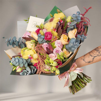 Orquídeas Amarillas, Rosas Náuticas, Lisianthus Místico, Rosas Peach Avalanche y Eucalipto -ALA022-