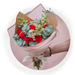 Lindo ramillete atado a mano de Rosas Rojas, Aquilea Melón, Dólar y Dragón Rosa Perrito; envuelto en elegante papel y delicado moño pequeño de tela.  Viene incluido florero de vidrio.