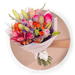 Lindo ramillete atado a mano de Mini Rosas Naranja, Lillies, Rosas Rosada, Rosas Fucsia, Espuma, Verónica y Limonio, envuelto en finos papeles y delicado moño de tela.  Viene incluido florero de vidrio, y caja que cubre el florero (esta última únicamente en la presentación sencilla).