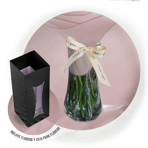 Lindo ramillete atado a mano de Rosas Rojas, Aquilea Melón, Dólar y Dragón Rosa Perrito; envuelto en elegante papel y delicado moño pequeño de tela.  Viene incluido florero de vidrio.
