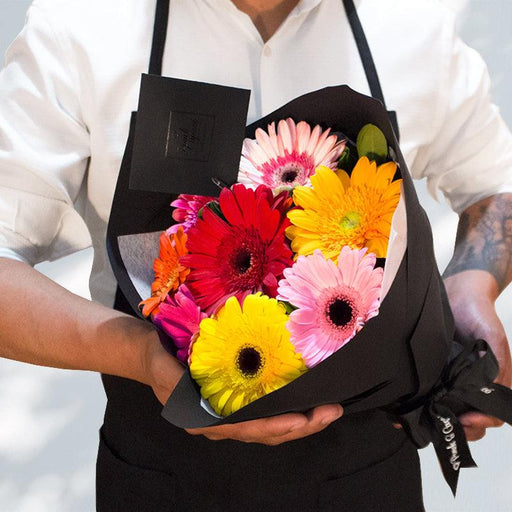 Mix alegre de 8 gerberas de varios colores. Flores con envio CDMX Ponch y Caprico.