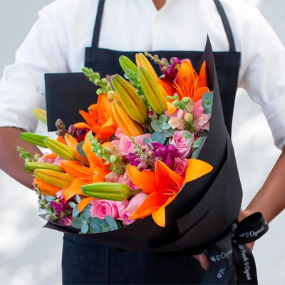 Lillies naranja, rosas y boca de dragón. Flores a domicilio Ponch y Caprico