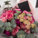 Bouquet de 18 rosas, mini rosas magenta y eucalipto.