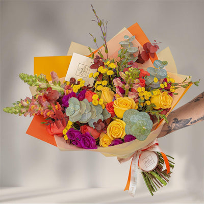 Rosas Amarillas, Rosas Coral, Mini Rosas y Eucalipto Rojo Preservado en Florero