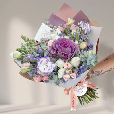 Rosas Blancas, Mini Rosas Hermosas, Mini Rosas Caricia y Lisianthus Pecoté Morado -ALA012-