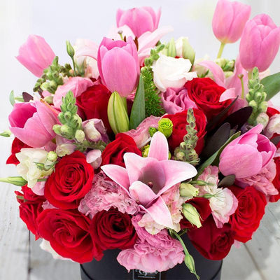 Tulipanes, Lisianthus, Acapulco y Rosas Rojas en Caja -Domo. Envio de Flores CDMX Ponch y Caprico.