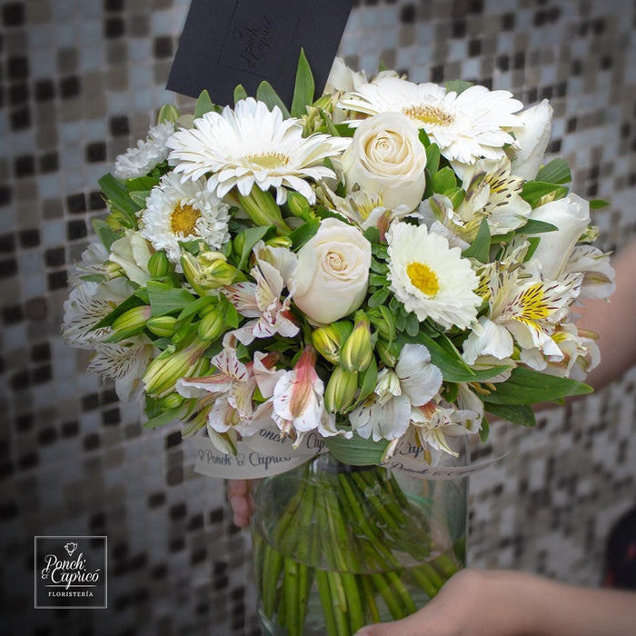 Arreglo floral de Rosas Blancas, Gerberas y Alstromelia -GI008-