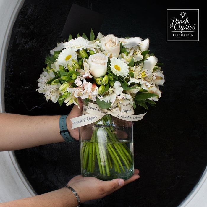 Arreglo floral de Rosas Blancas, Gerberas y Alstromelia -GI008-